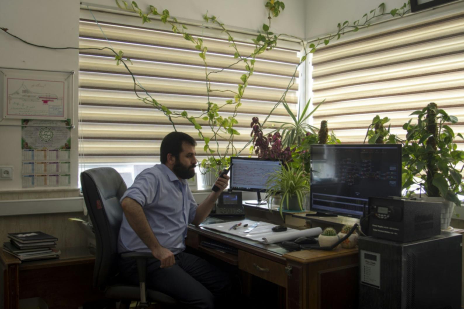 Personas aprendiendo conceptos financieros en un ambiente colaborativo